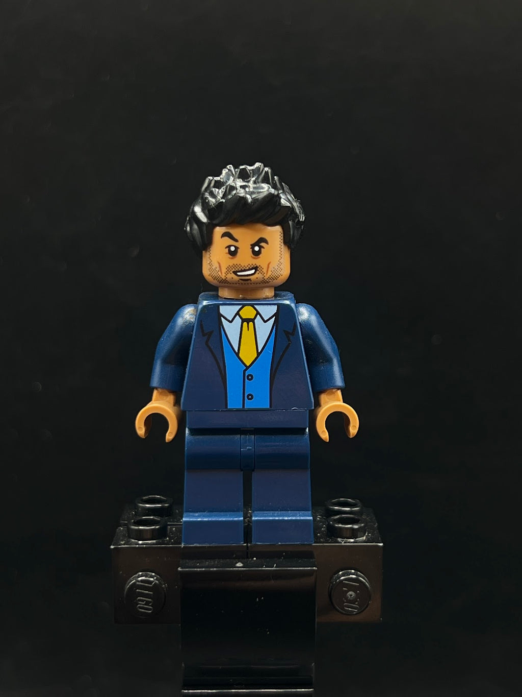 Simon Masrani - Dark Blue Suit - Foto real - DagaBlocks