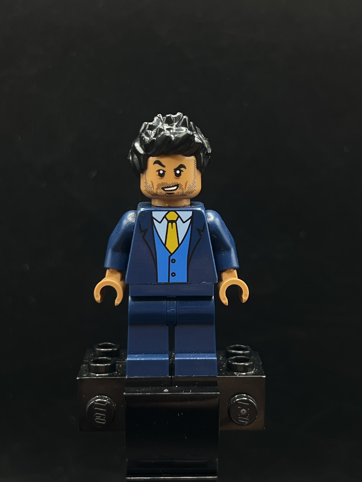 Simon Masrani - Dark Blue Suit - Foto real - DagaBlocks