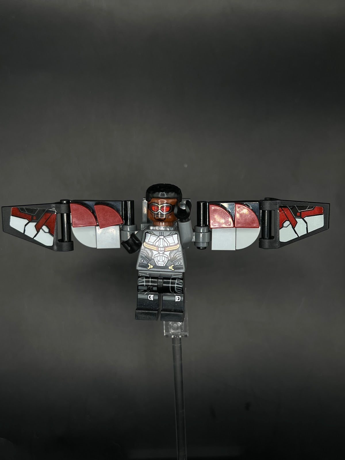 LEGO Minifigura Falcon Traje Gris Obscuro - Marvel Legendaria