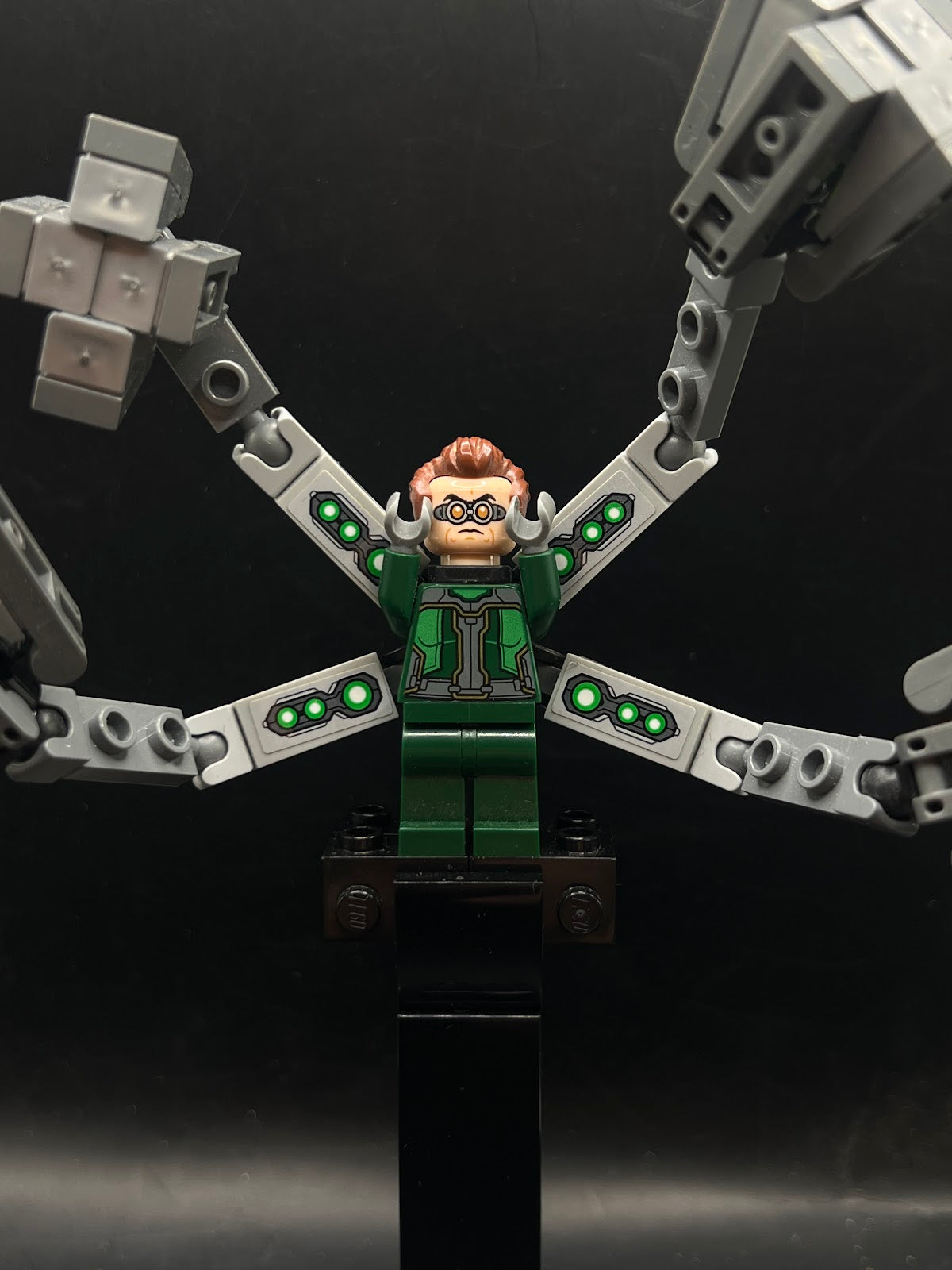 Dr. Octopus (Otto Octavius) / Doc Ock - Dark Green Suit, Neck Bracket - Foto real - DagaBlocks
