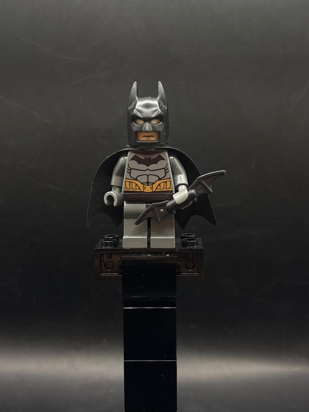 Batman - Dark Bluish Gray Suit, Gold Belt, Dark Bluish Gray Hands - Foto real - DagaBlocks