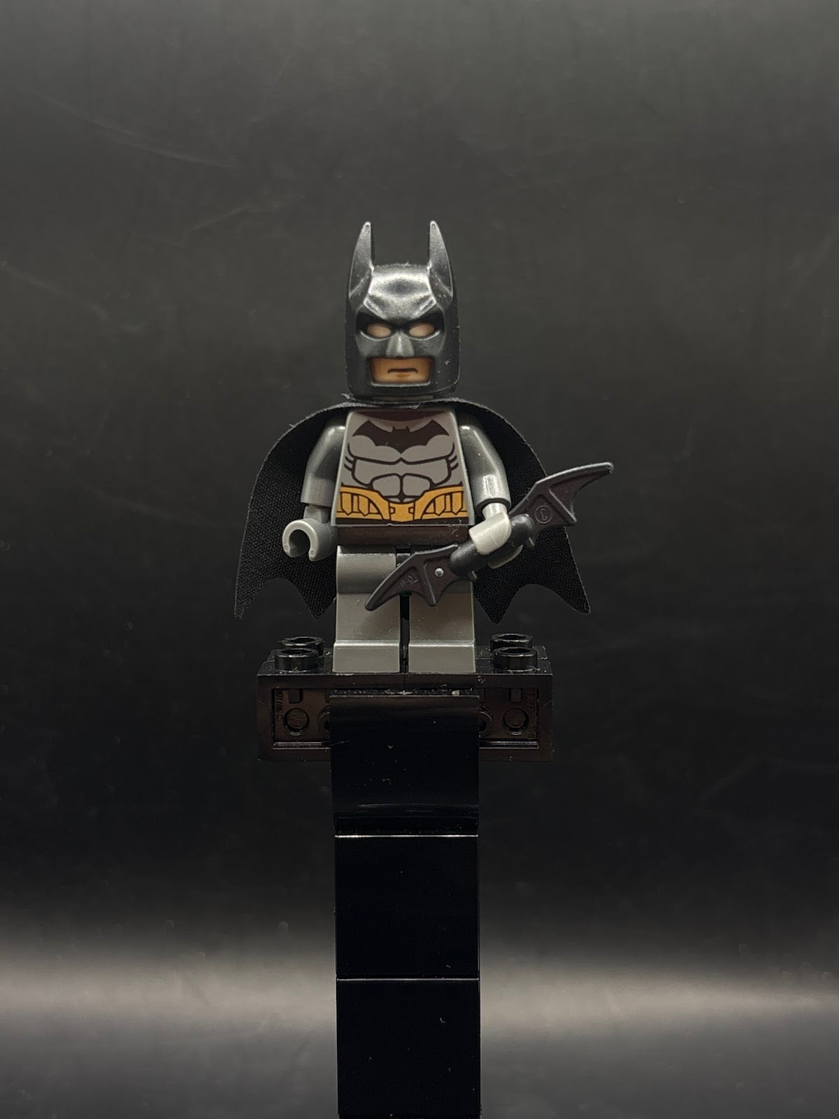 Batman - Dark Bluish Gray Suit, Gold Belt, Dark Bluish Gray Hands - Foto real - DagaBlocks