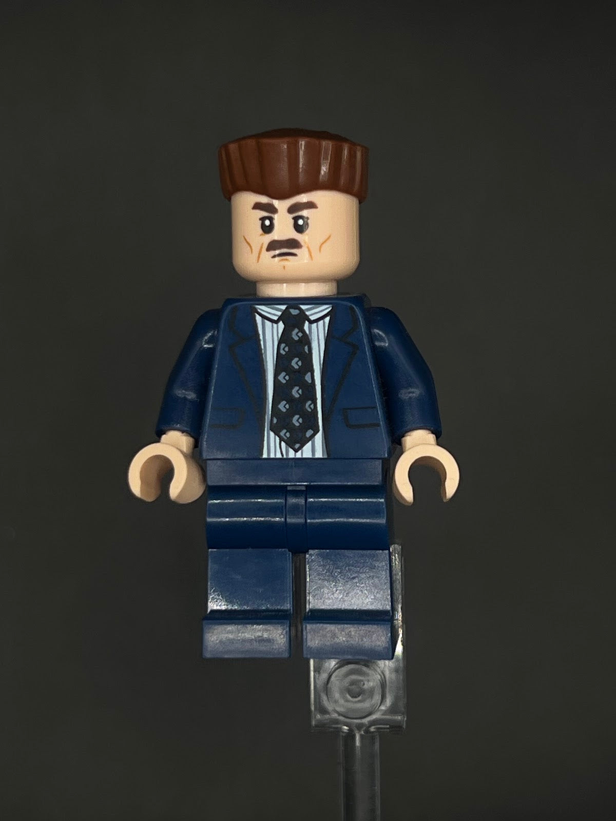LEGO Minifigura J. Jonah Jameson Traje Azul - Marvel Épica