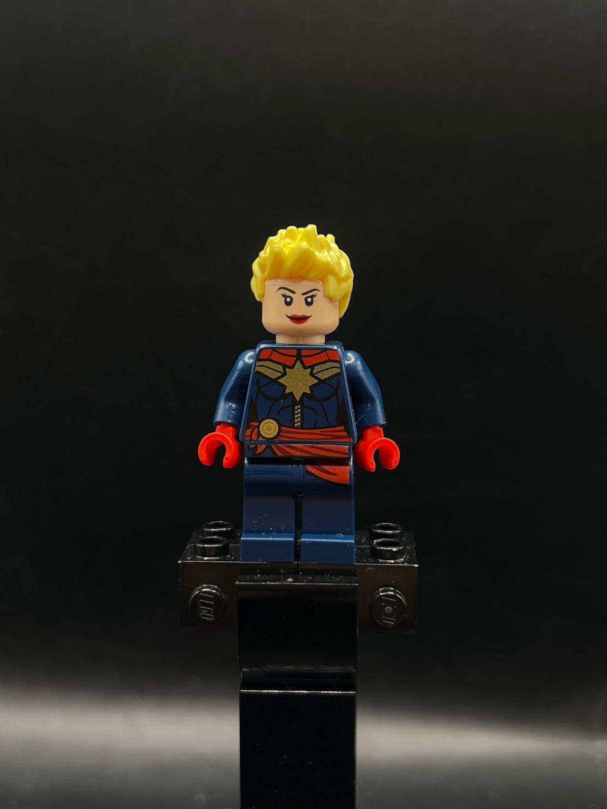 Captain Marvel - Red Sash - Foto real - DagaBlocks