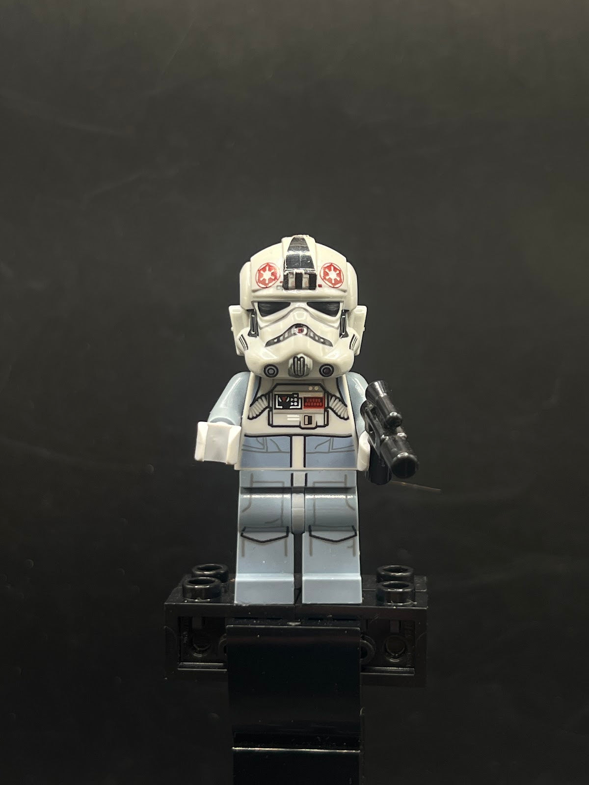 AT-AT Driver - Dark Red Imperial Logo, Grimacing - Foto real - DagaBlocks
