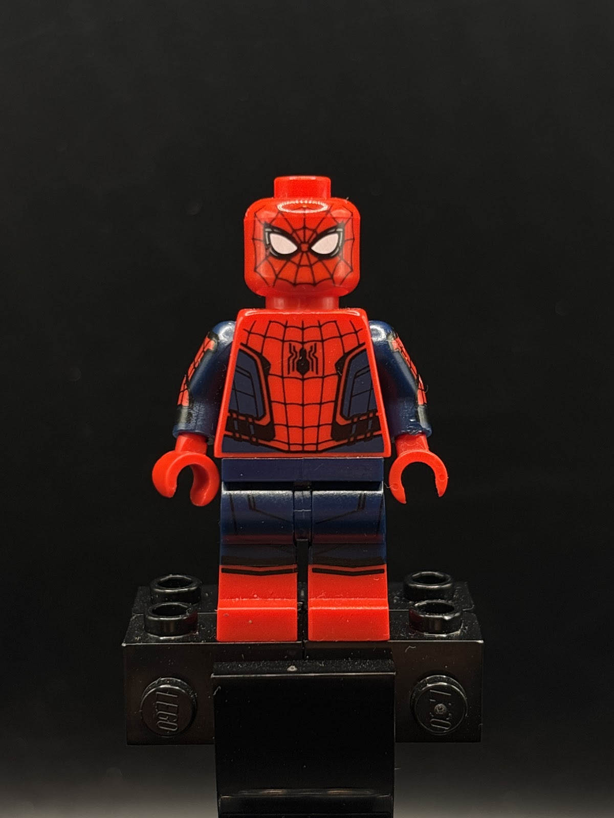 Spider-Man - Black Web Pattern, Red Torso Small Vest, Red Boots - Foto real - DagaBlocks