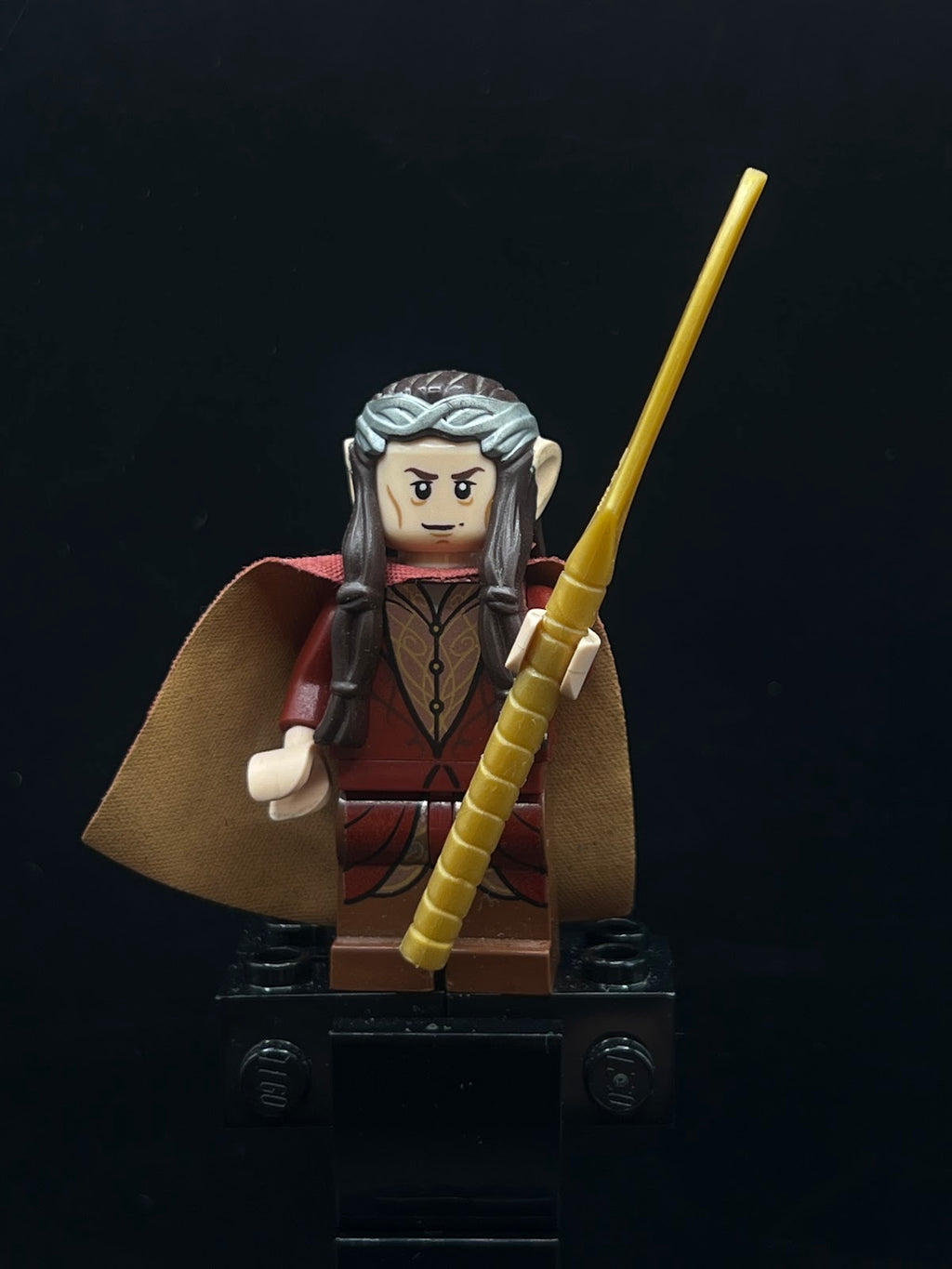 Elrond - Silver Crown, Dark Red Clothing - Foto real - DagaBlocks