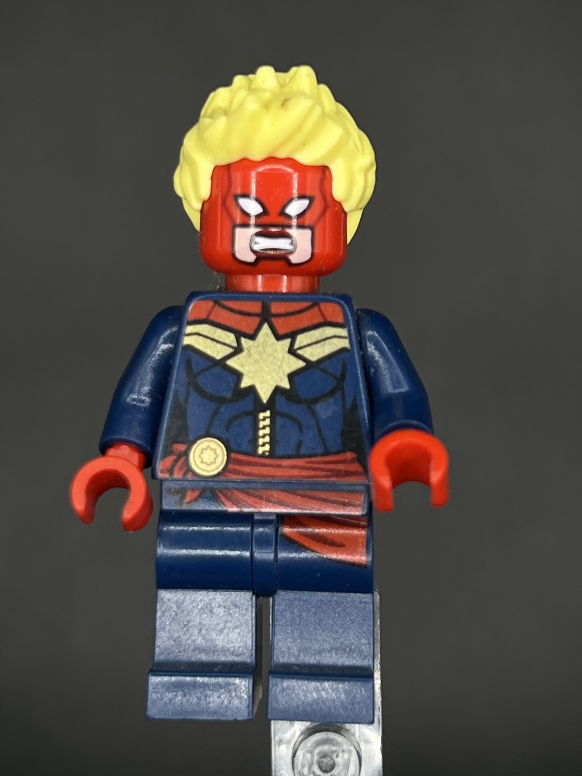 LEGO Minifigura Captain Marvel Red Sash - Marvel Épica