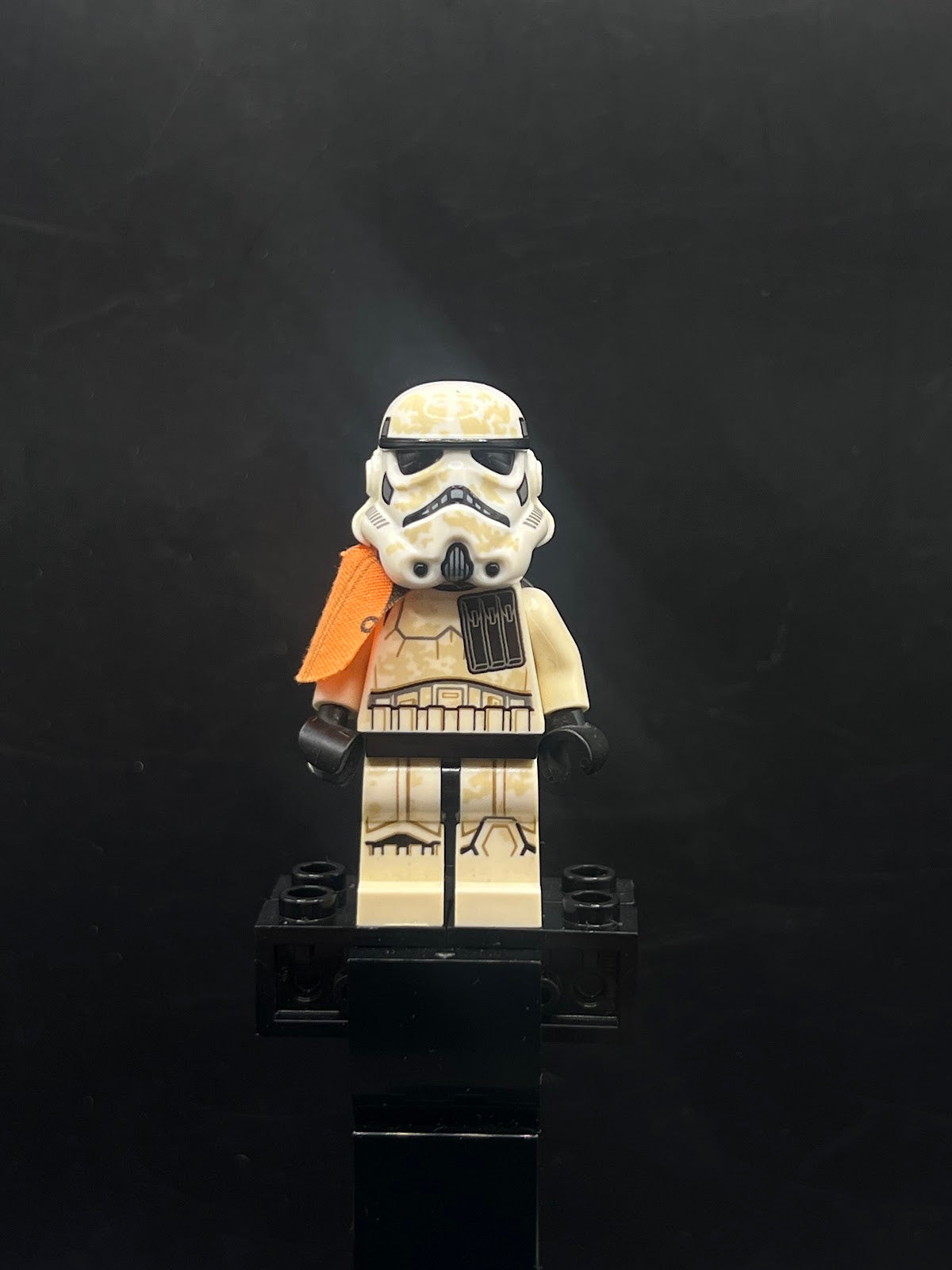 Sandtrooper Squad Leader (Captain) - Dual Molded Helmet, Orange Pauldron, Ammo Pouch, Dirt Stains, Survival Backpack - Foto real - DagaBlocks