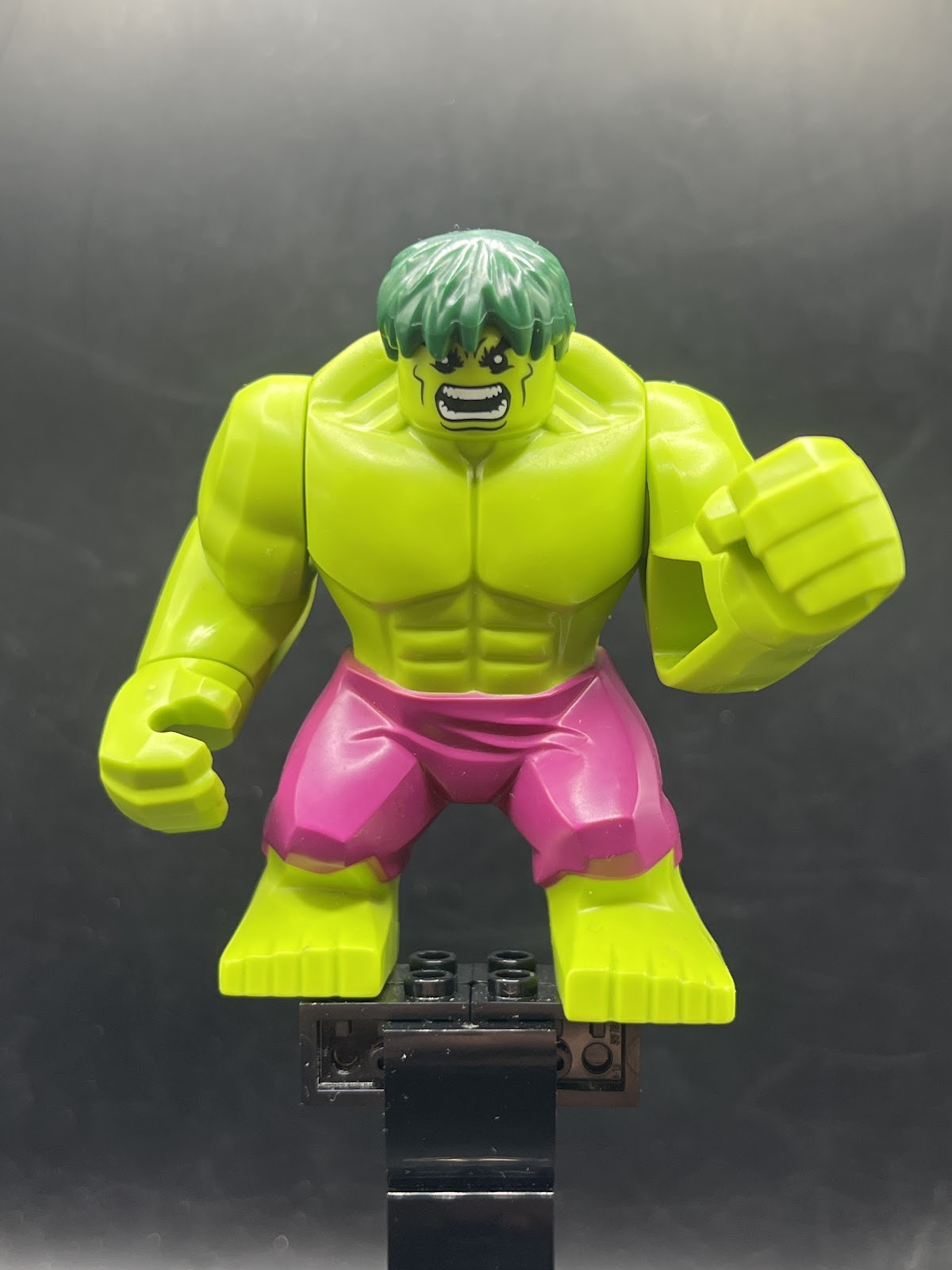 Hulk - Giant, Magenta Pants, Dark Green Hair - Foto real - DagaBlocks