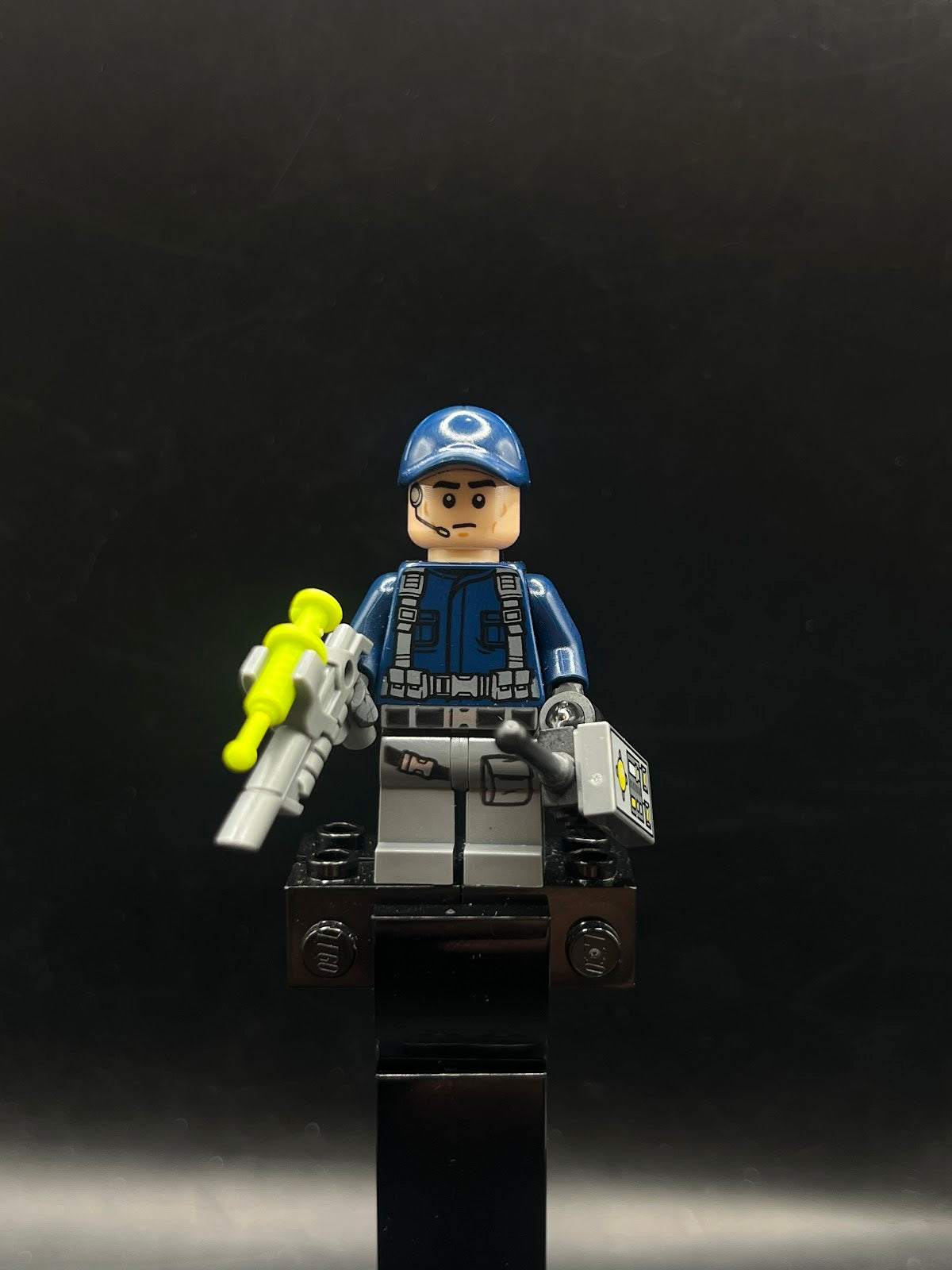 ACU Guard / Trooper - Male, Dark Blue Cap, Light Nougat Head, Headset - Foto real - DagaBlocks