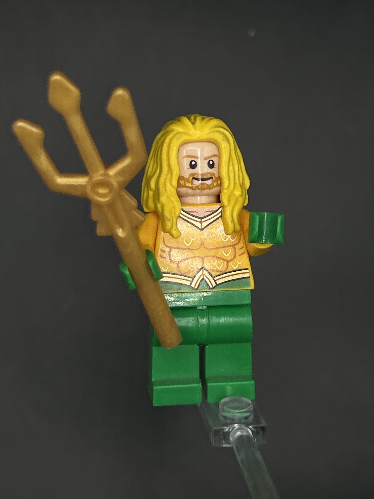 LEGO Minifigura Acuaman Pantalon Verde Pelo Amarillo - DC Épica