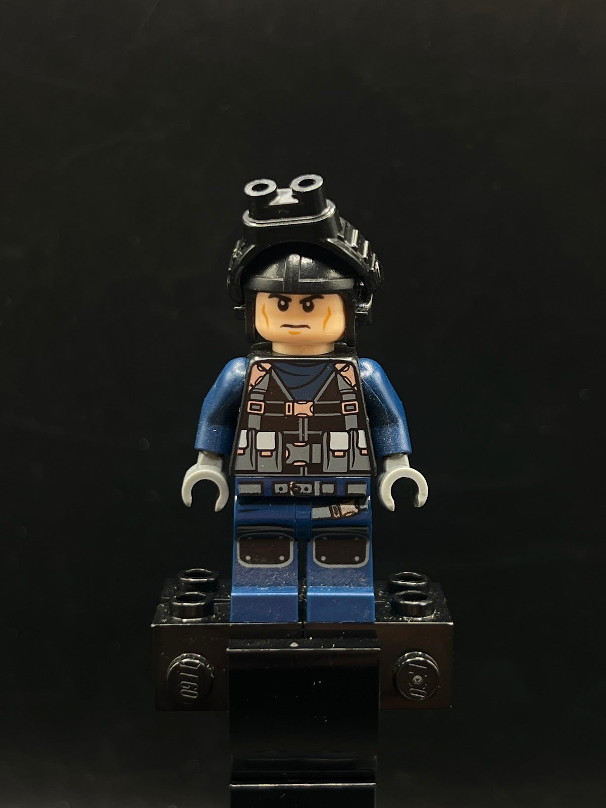 ACU Guard - Male, Black Aviator Cap with Black Night Vision Goggles, Light Nougat Head - Foto real - DagaBlocks