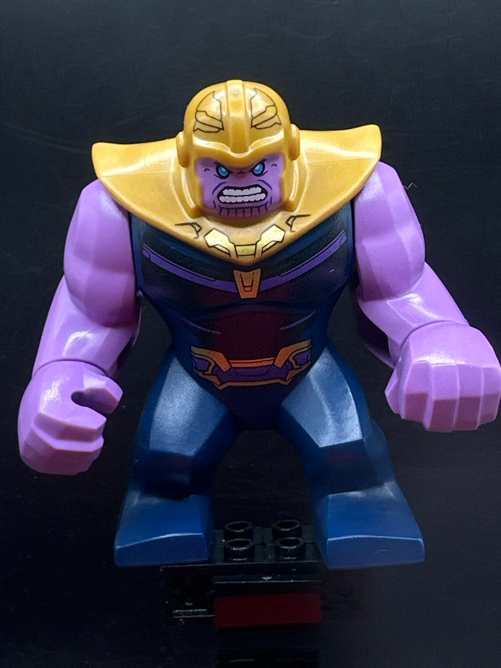 Thanos - Large Figure, Dark Blue Outfit, Medium Lavender Arms, Pearl Gold Helmet - Foto real - DagaBlocks