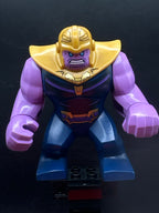 Thanos - Large Figure, Dark Blue Outfit, Medium Lavender Arms, Pearl Gold Helmet - Foto real - DagaBlocks