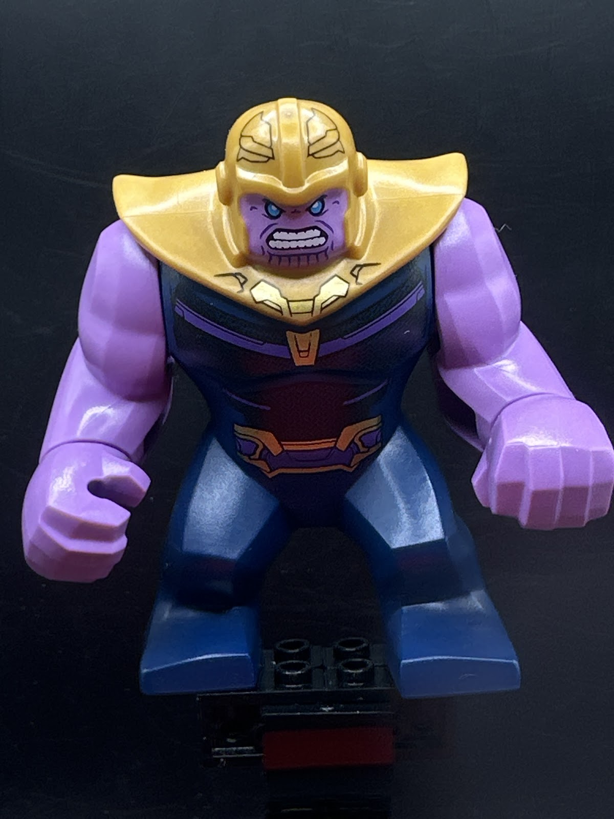 Thanos - Large Figure, Dark Blue Outfit, Medium Lavender Arms, Pearl Gold Helmet - Foto real - DagaBlocks