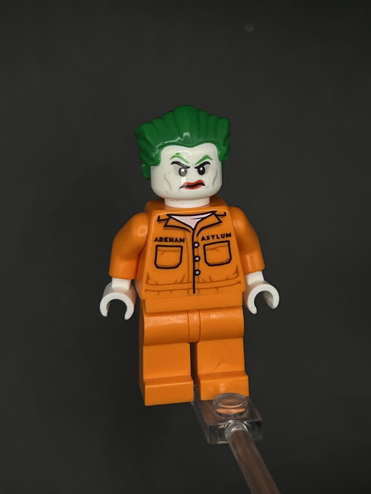 LEGO Minifigura Joker En Prison - DC Épica