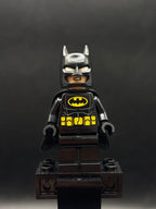 Batman - Black Suit, Yellow Belt with Medium Nougat Details, Cowl with White Eyes, Flexible Rubber Cape - Foto real - DagaBlocks
