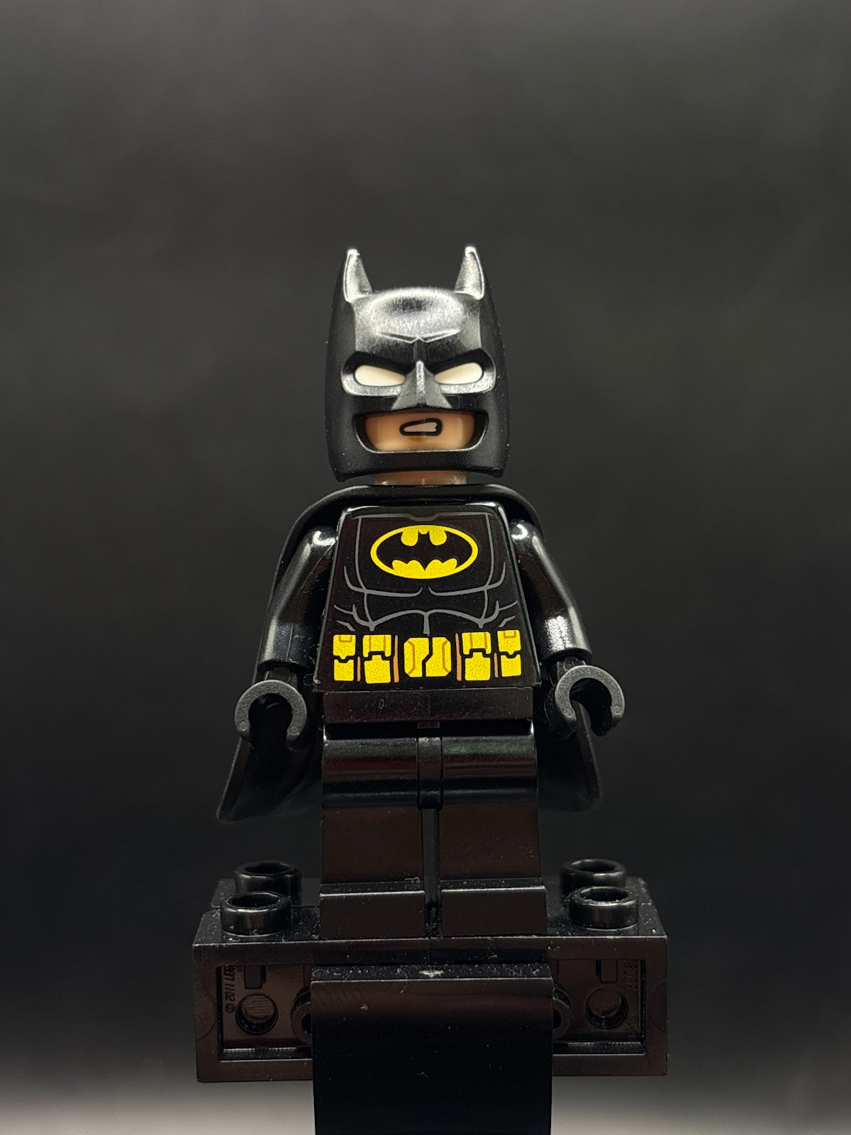 Batman - Black Suit, Yellow Belt with Medium Nougat Details, Cowl with White Eyes, Flexible Rubber Cape - Foto real - DagaBlocks