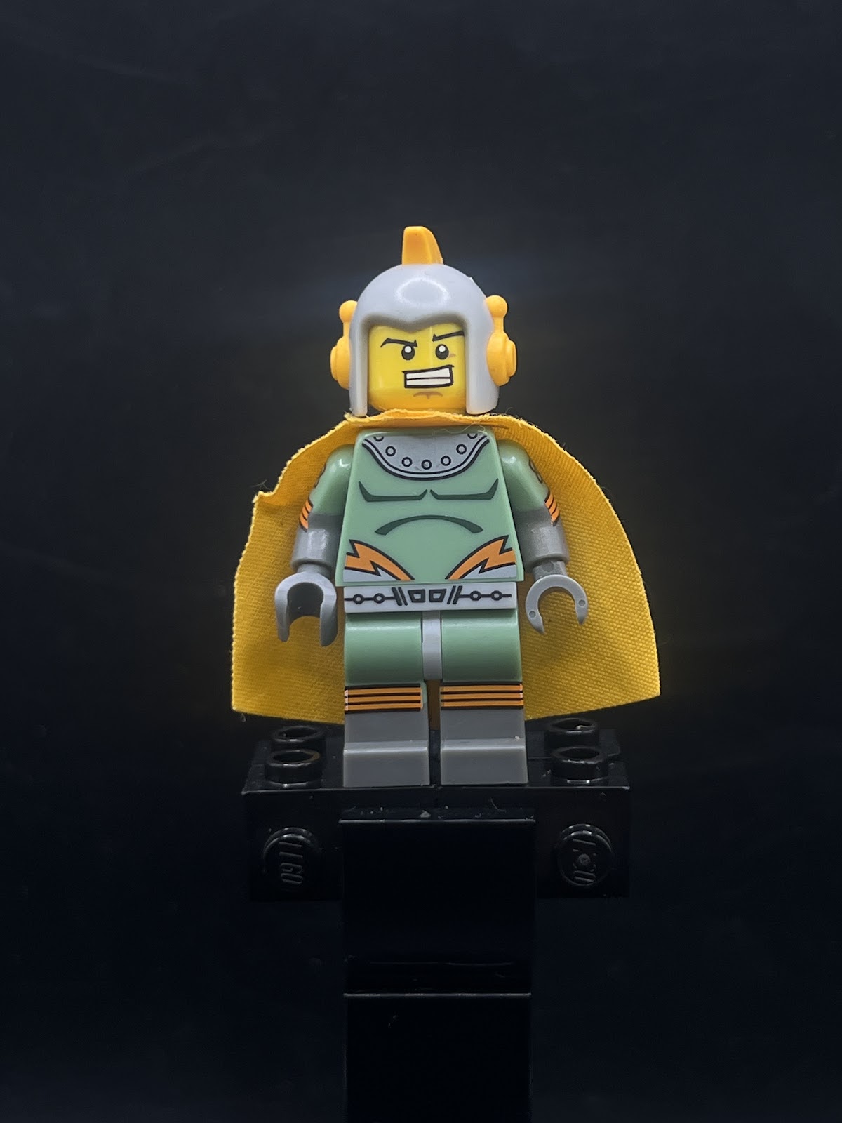 Retro Space Hero, Series 17 (Minifigure Only without Stand and Accessories) - Foto real - DagaBlocks