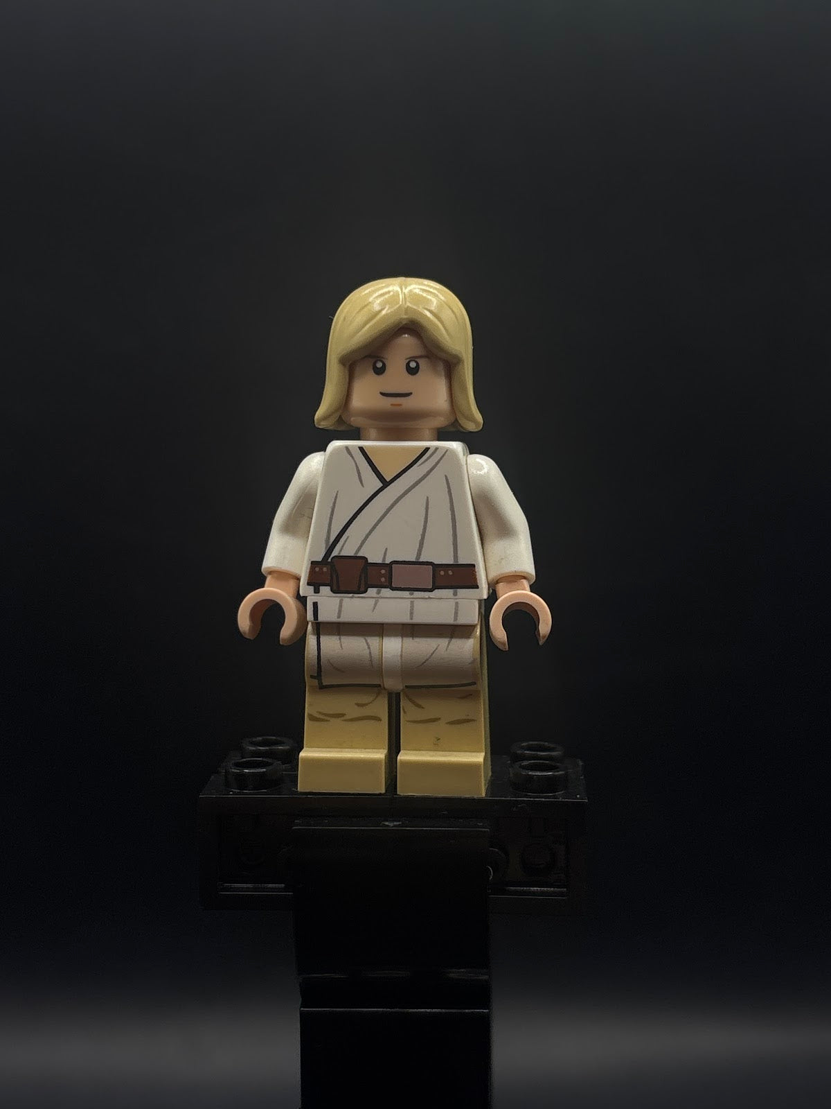 Luke Skywalker - Tatooine, Light Nougat, Long Hair, White Tunic, Tan Legs, White Glints - Foto real - DagaBlocks