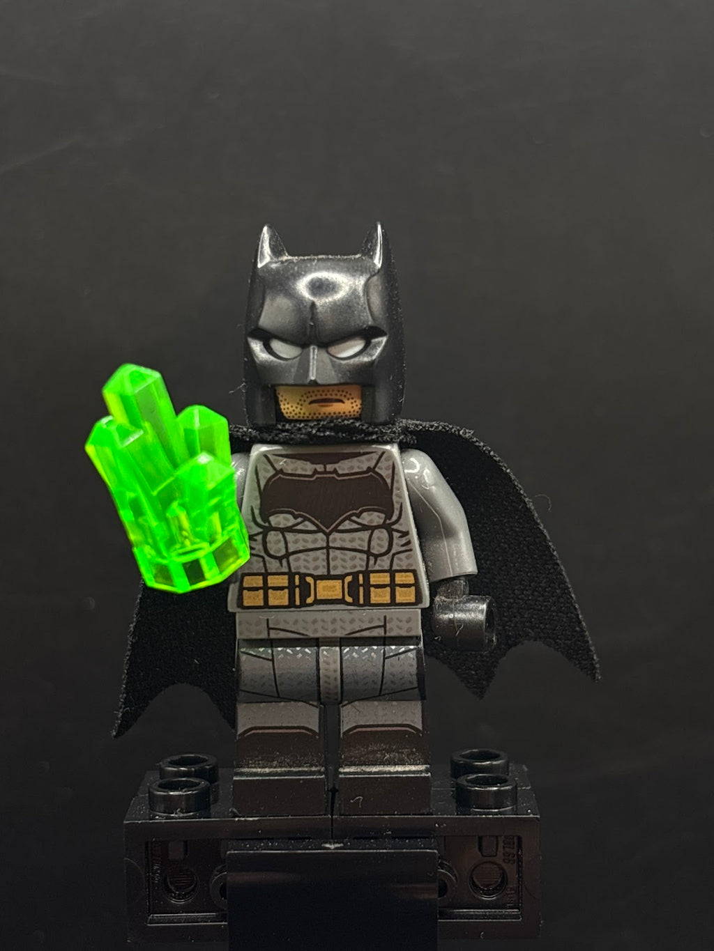Batman - Dark Bluish Gray Suit, Gold Belt, Black Hands, Large Bat Logo, Printed Legs, Stubble - Foto real - DagaBlocks