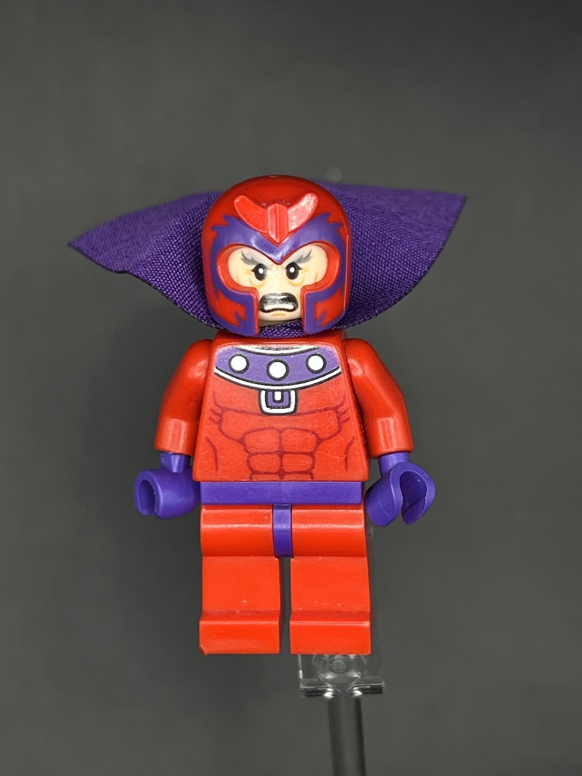 LEGO Minifigura Magneto Traje Rojo - Marvel Legendaria