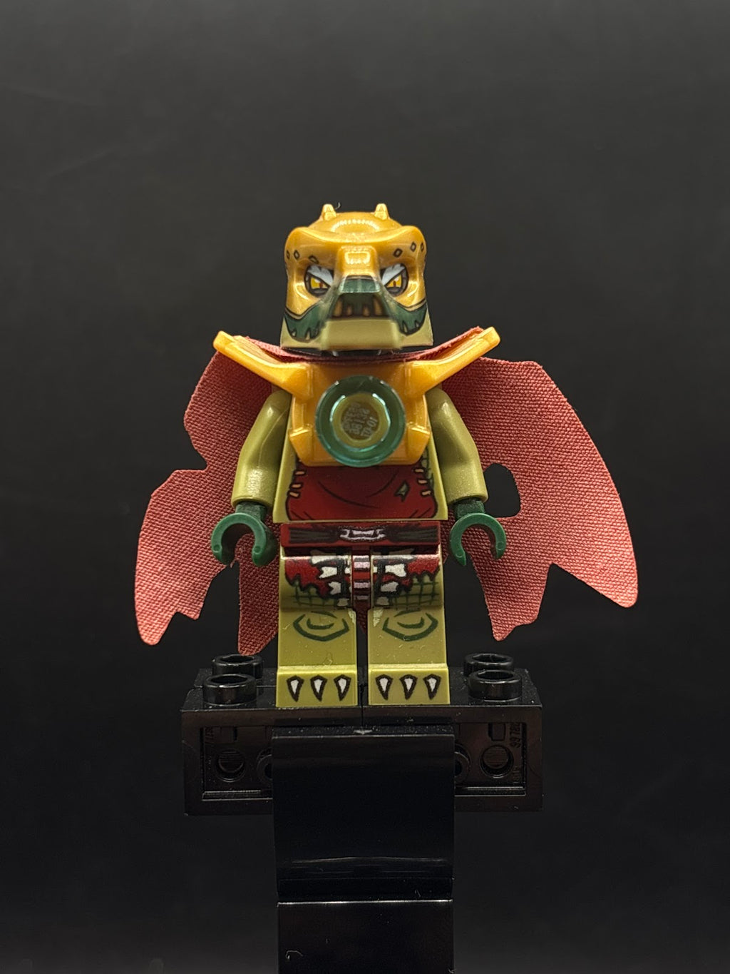 Crominus - Tattered Cape - Foto real - DagaBlocks