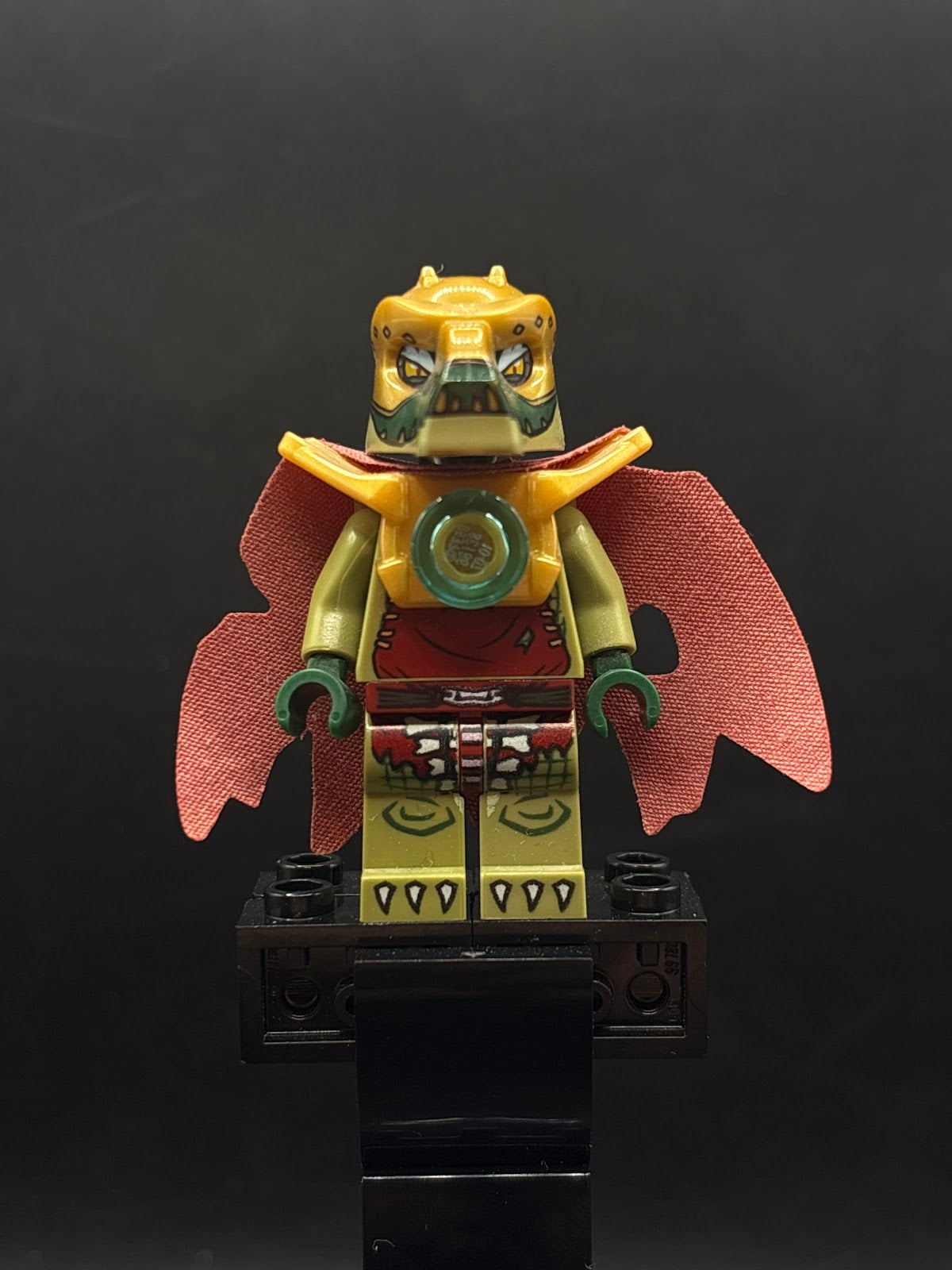 Crominus - Tattered Cape - Foto real - DagaBlocks