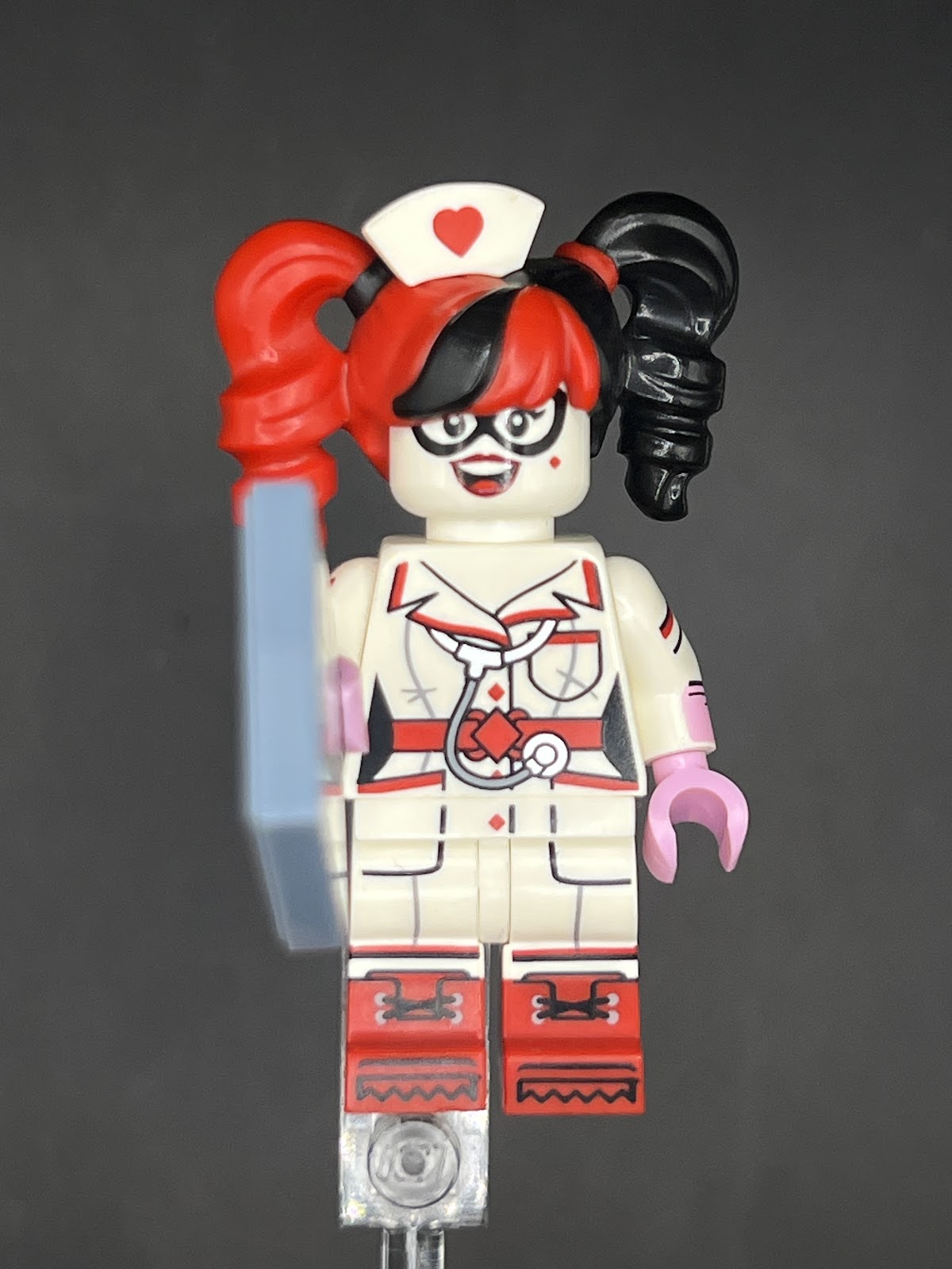 LEGO Minifigura Enfermera Harley Quinn - DC Épica
