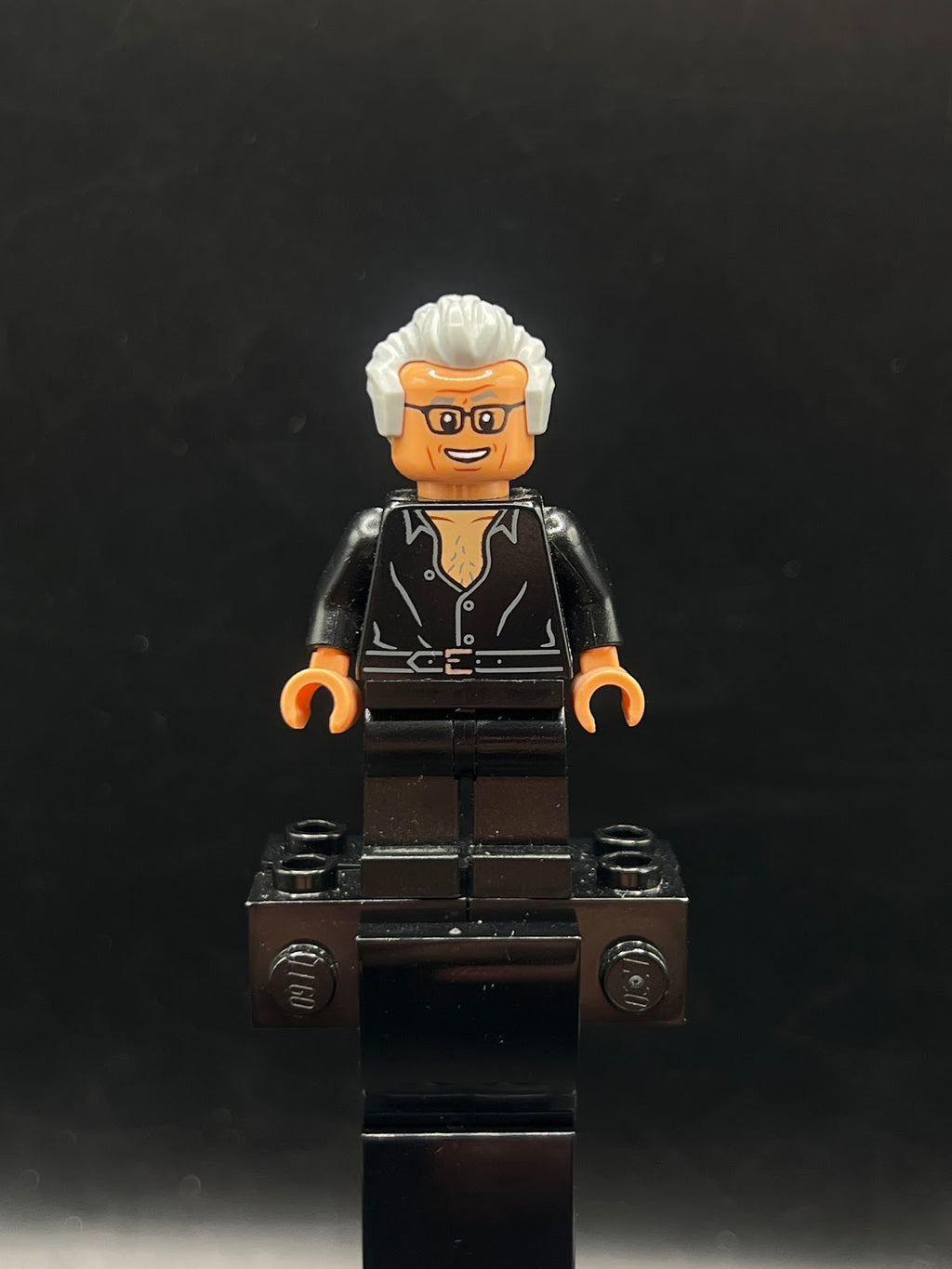 Dr. Ian Malcolm - Partially Open Shirt, Light Bluish Gray Hair - Foto real - DagaBlocks