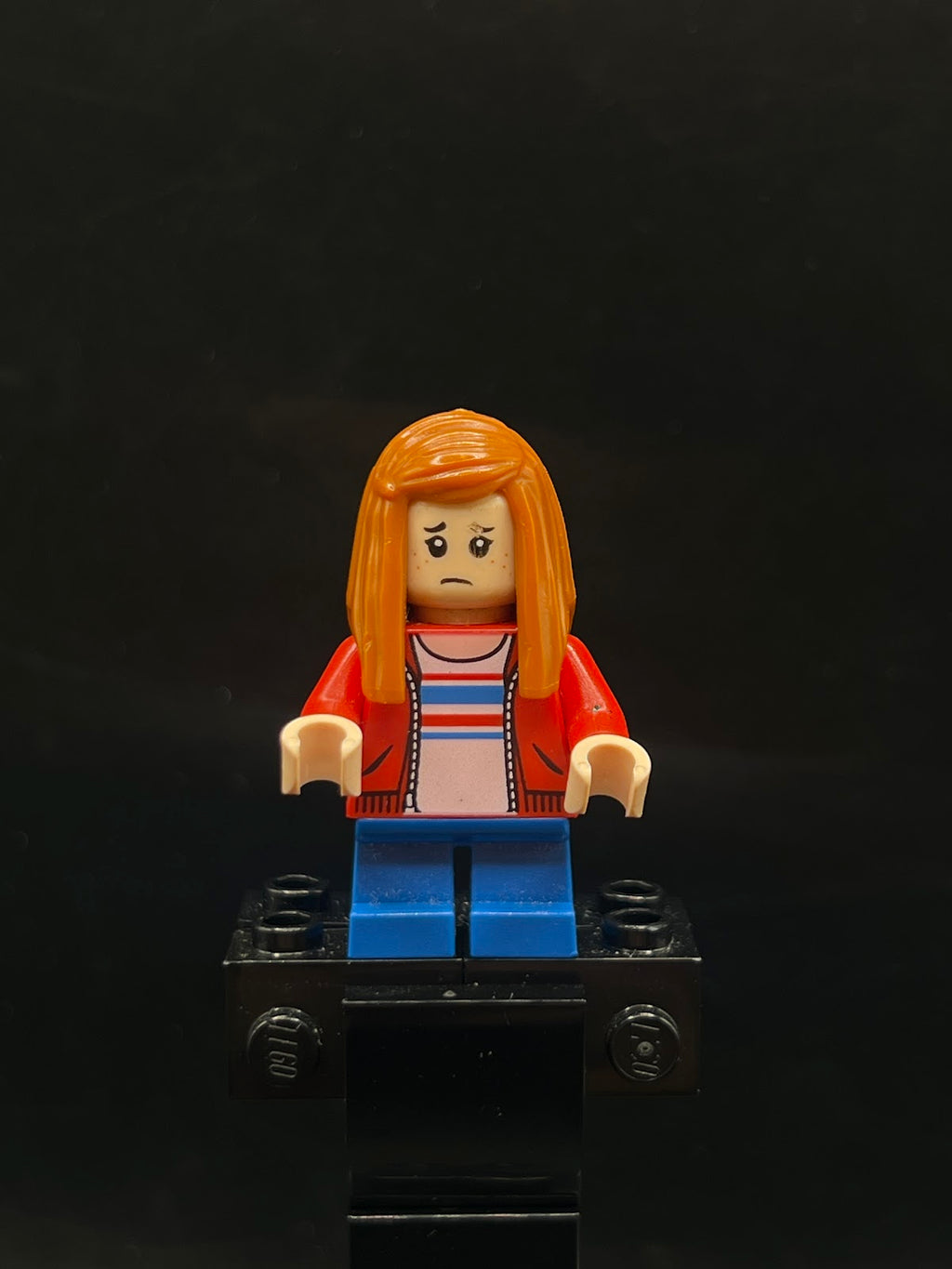 Maisie Lockwood - Red Jacket, Dark Orange Hair - Foto real - DagaBlocks