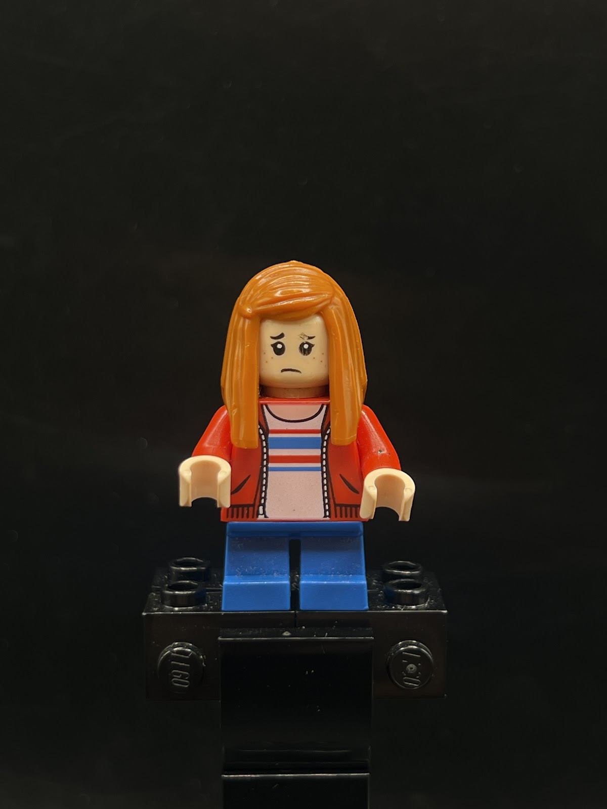 Maisie Lockwood - Red Jacket, Dark Orange Hair - Foto real - DagaBlocks
