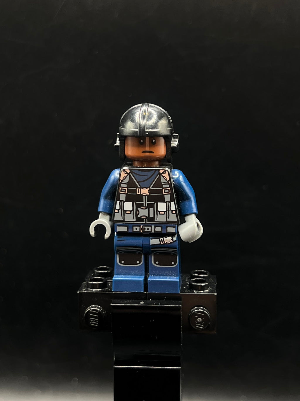 ACU Pilot - Male, Black Aviator Cap with Dark Bluish Gray Goggles, Reddish Brown Head - Foto real - DagaBlocks