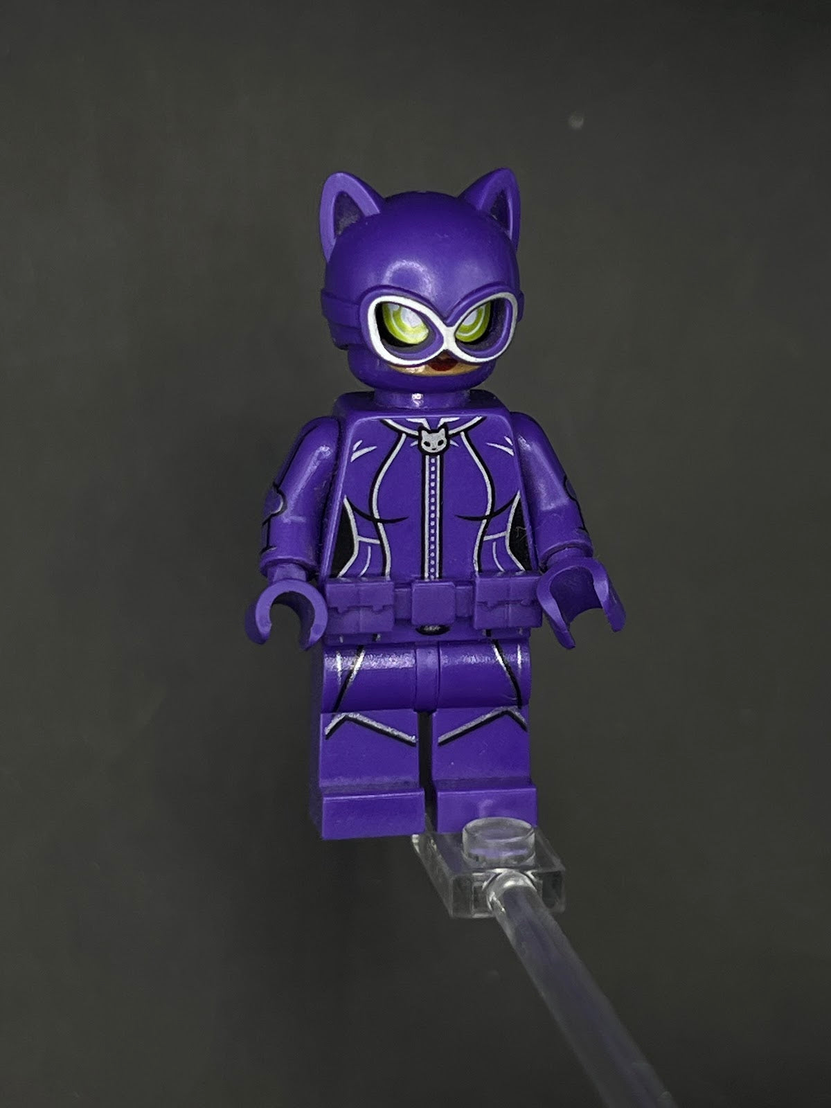 LEGO Minifigura Cat-Woman Morada - DC Épica