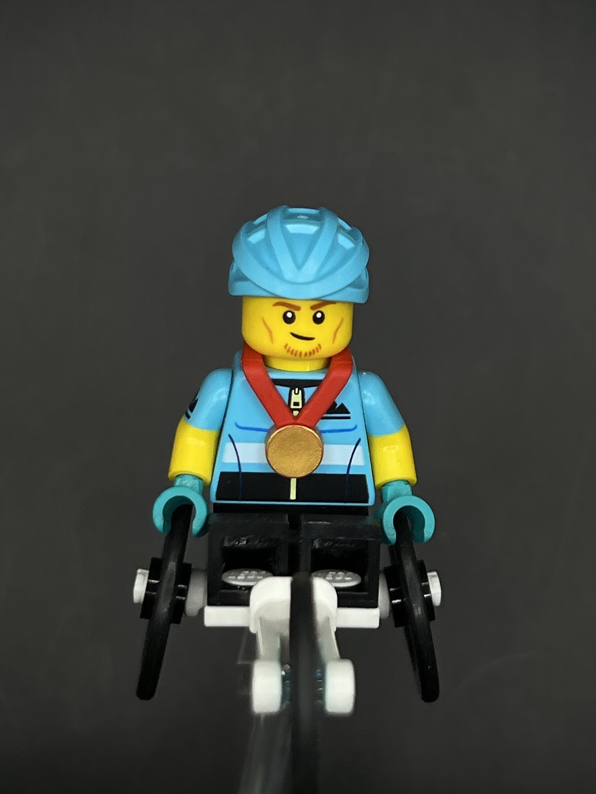 LEGO Minifigura Wheelchair Racer - Colección Épica