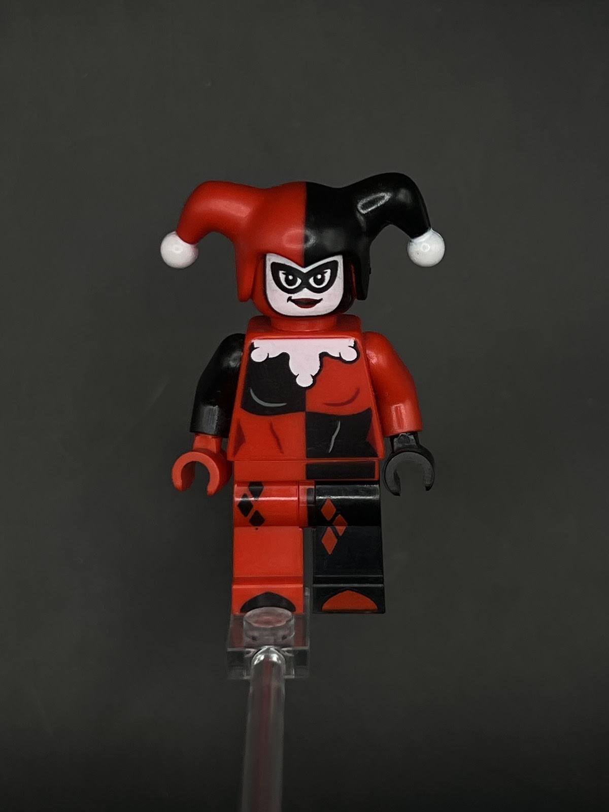 LEGO Minifigura Harley Quinn Rojo Y Negro - DC Legendaria