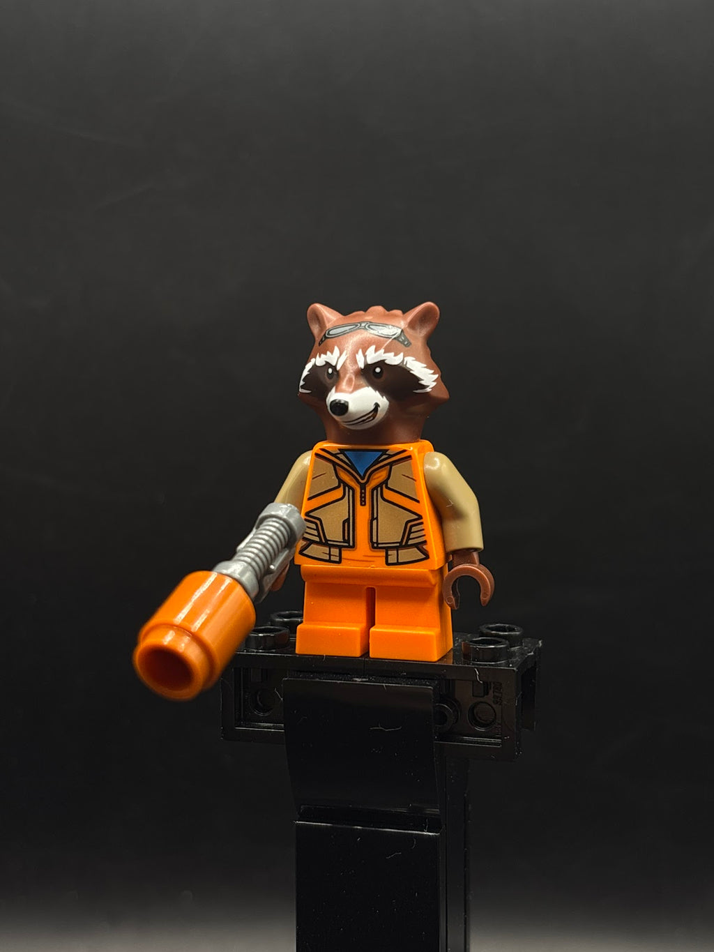 Rocket Raccoon - Orange and Dark Tan Outfit, Reddish Brown Head - Foto real - DagaBlocks