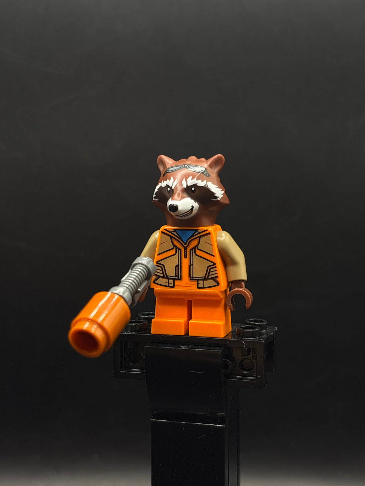 Rocket Raccoon - Orange and Dark Tan Outfit, Reddish Brown Head - Foto real - DagaBlocks