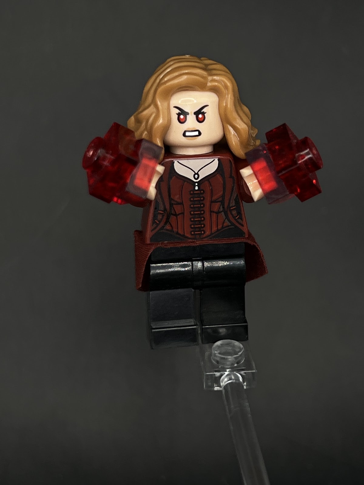 LEGO Minifigura Wanda Maximoff Traje Rojo Con Falda Atrás - Marvel Épica