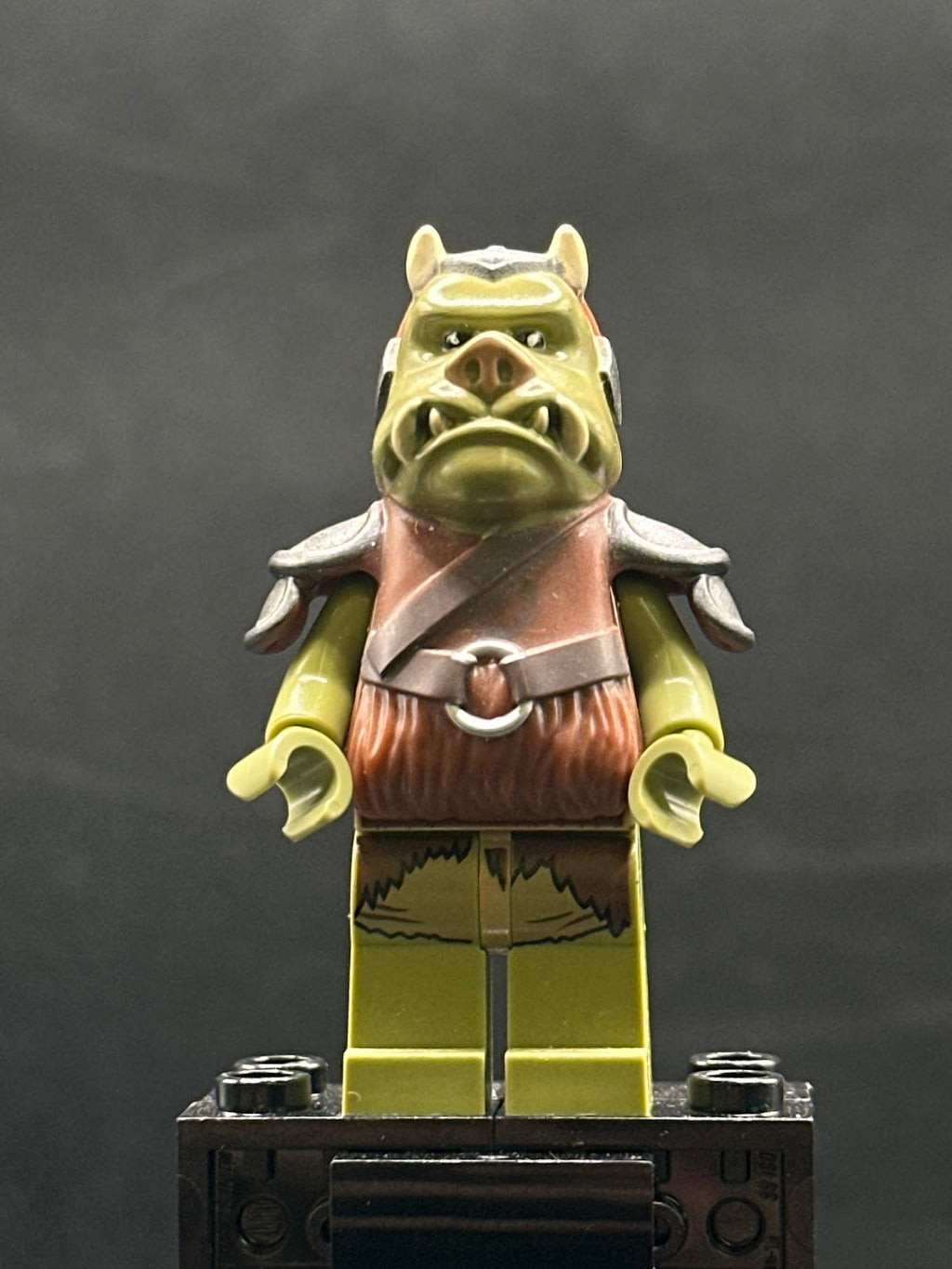 Gamorrean Guard - Olive Green, Dark Tan Hips - Foto real - DagaBlocks
