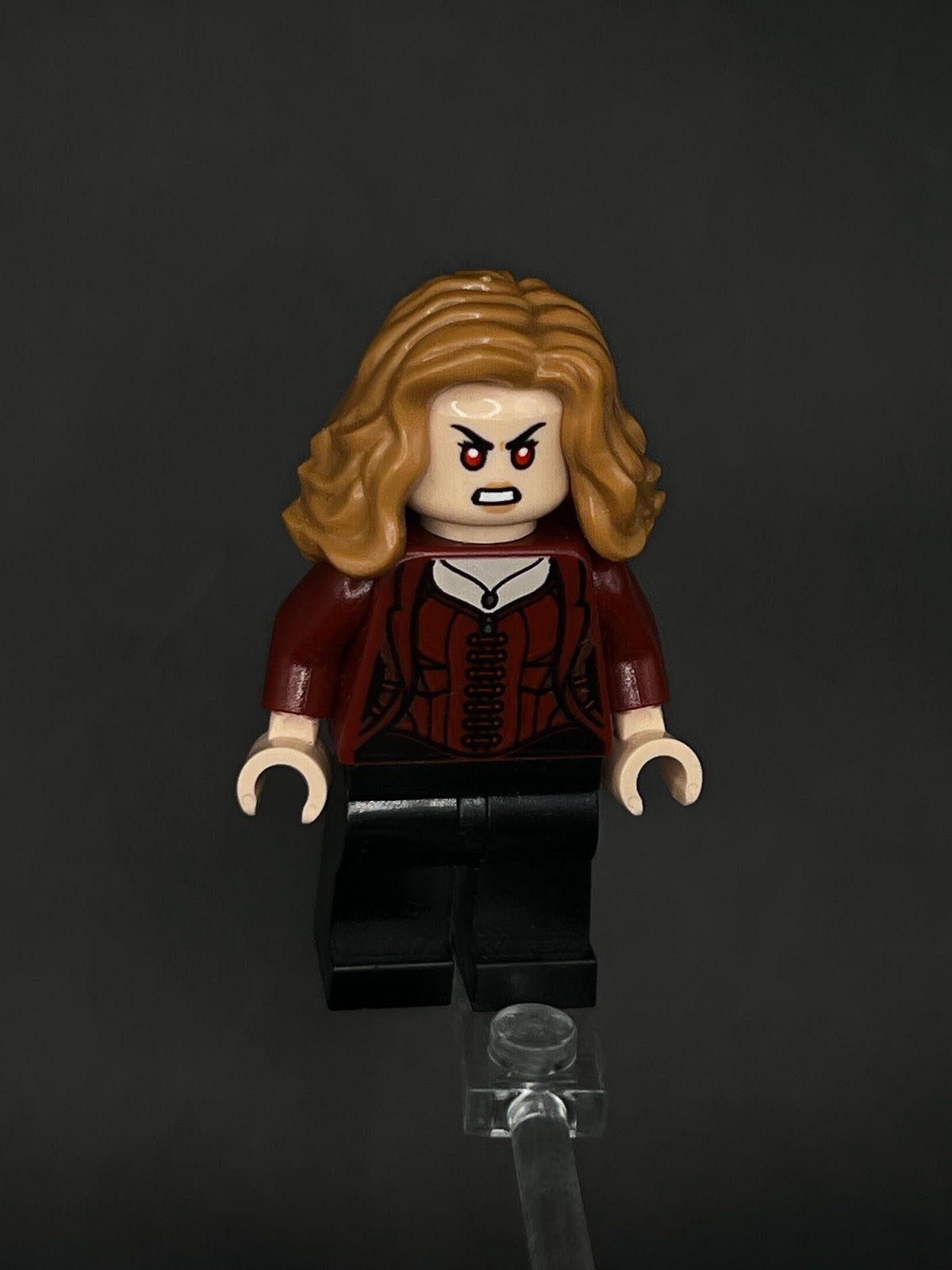 LEGO Minifigura Wanda Maximoff Traje Rojo - Marvel Épica