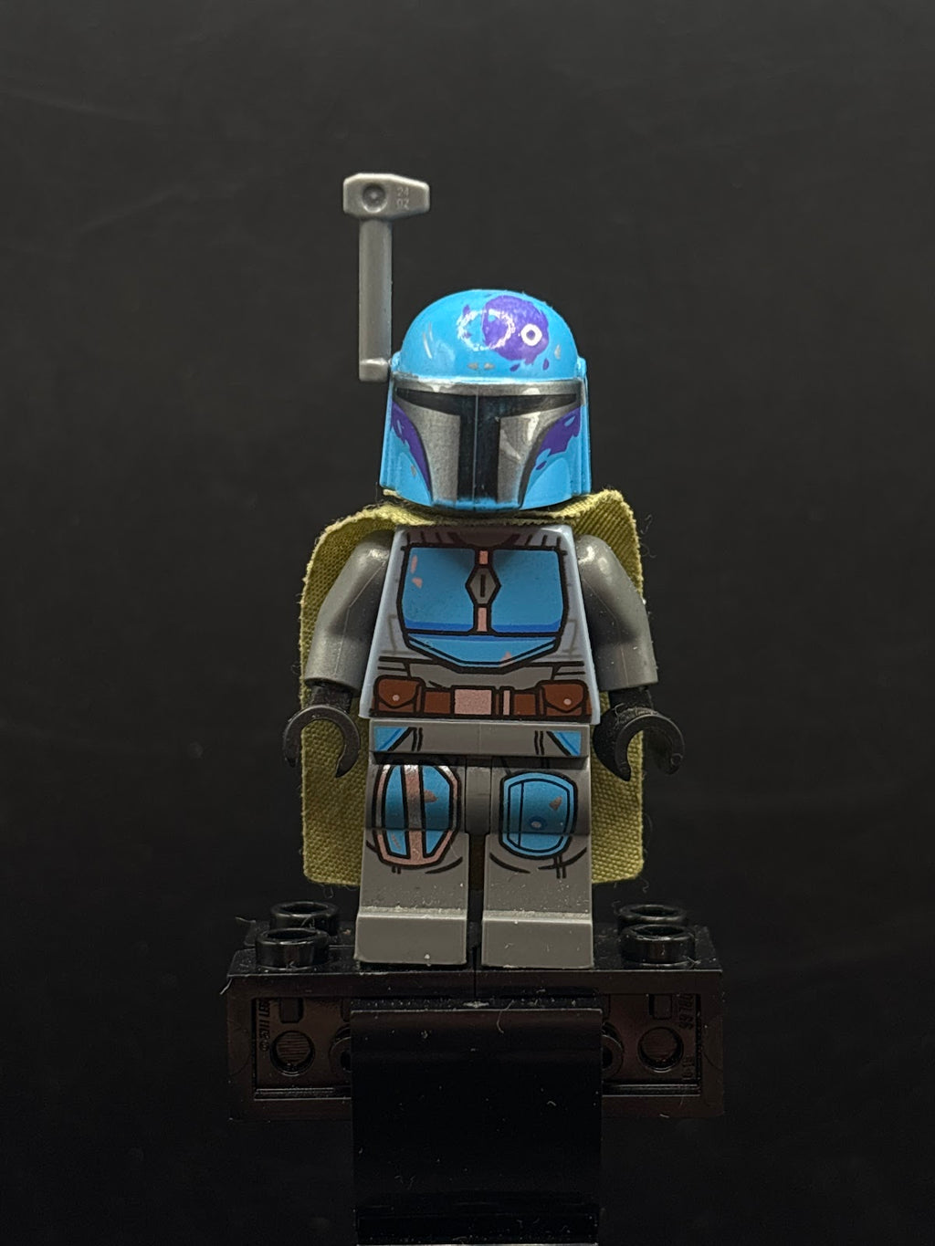 Mandalorian Tribe Warrior (Hewitt Dala) - Male, Olive Green Cape, Dark Azure Helmet - Foto real - DagaBlocks