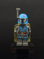 Mandalorian Tribe Warrior (Hewitt Dala) - Male, Olive Green Cape, Dark Azure Helmet - Foto real - DagaBlocks