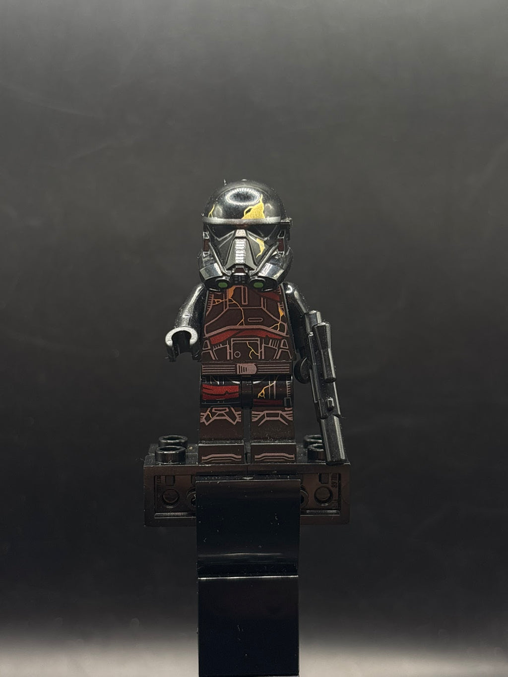 Imperial Death Trooper - Black Armor with Gold Cracks, Dark Tan Zombie Head - Foto real - DagaBlocks
