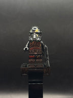 Imperial Death Trooper - Black Armor with Gold Cracks, Dark Tan Zombie Head - Foto real - DagaBlocks