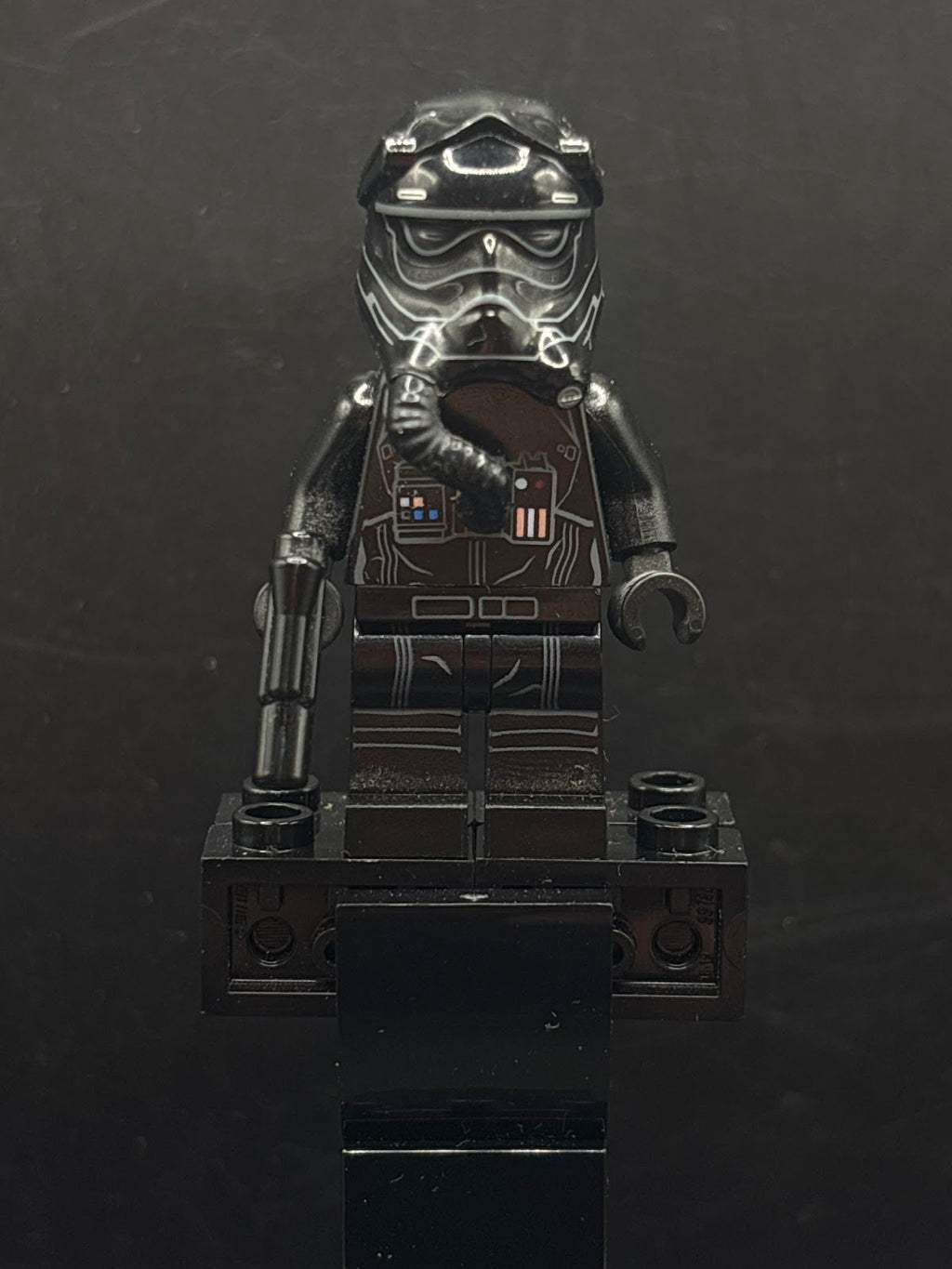 First Order TIE Fighter Pilot - Three White Lines on Helmet - Foto real - DagaBlocks