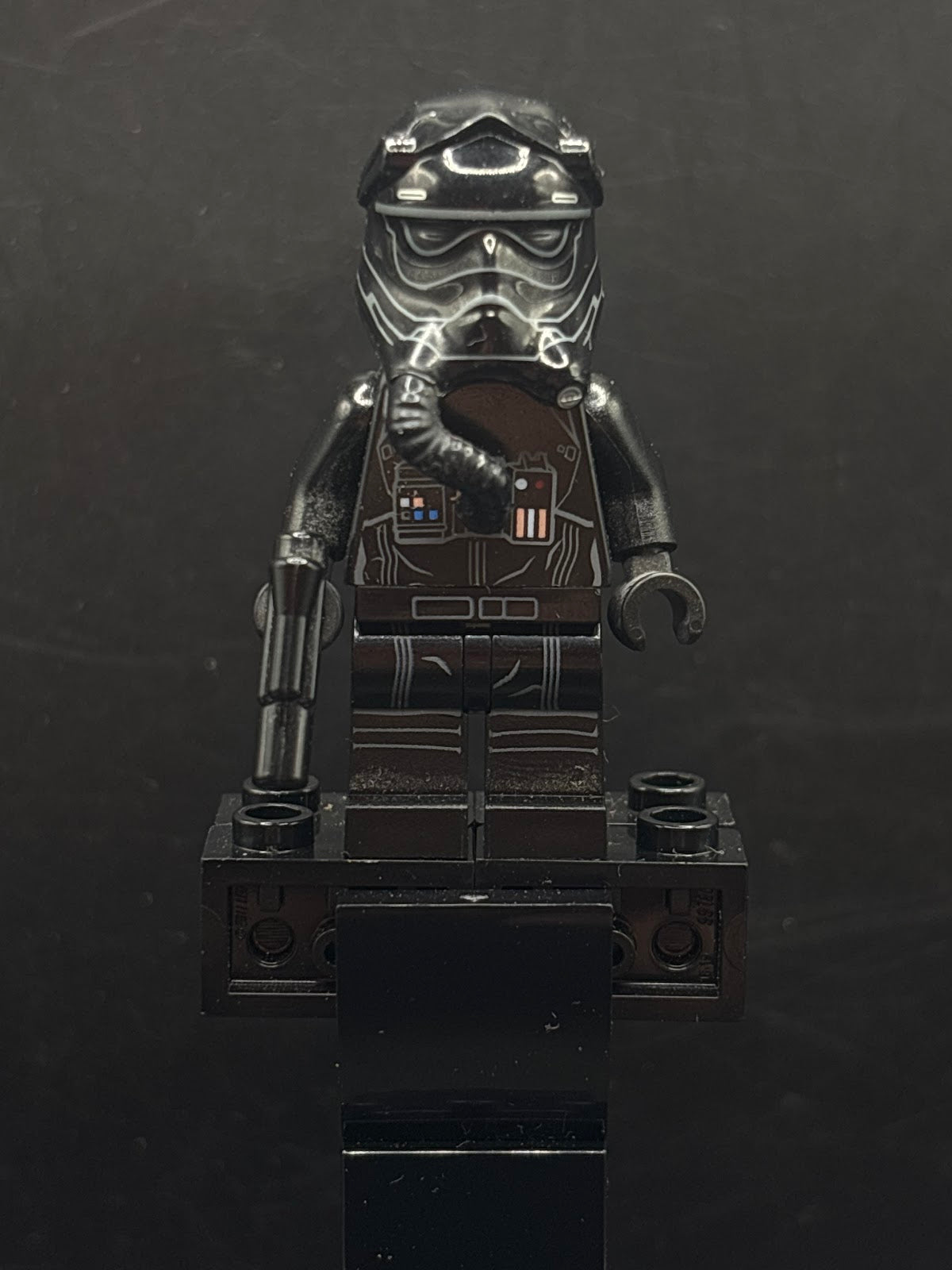 First Order TIE Fighter Pilot - Three White Lines on Helmet - Foto real - DagaBlocks