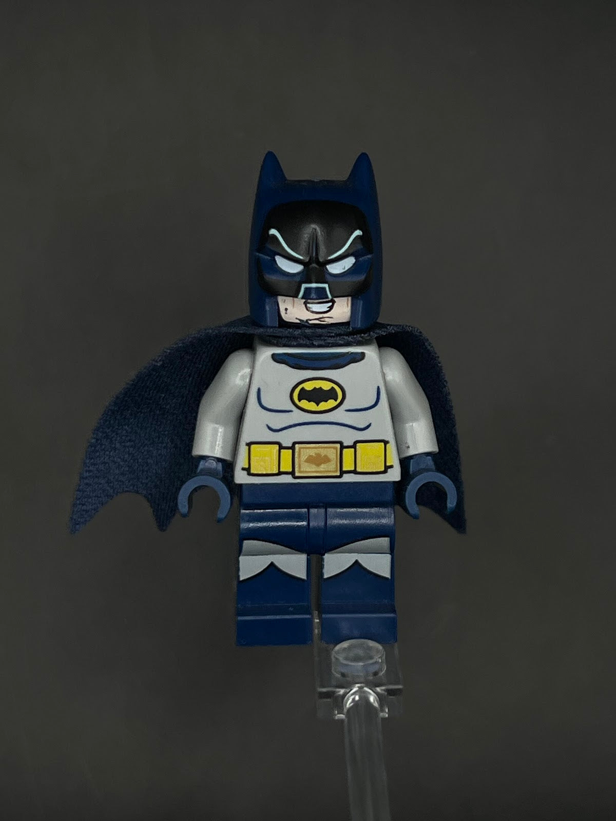 LEGO Minifigura Batman Clasico Azul Obscuro - DC Legendaria