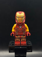 Iron Man - Mark 85 Armor, Large Helmet Visor, Thin Red Markings on Torso - Foto real - DagaBlocks